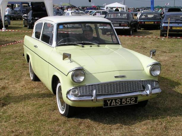 Ford Anglia YAS552